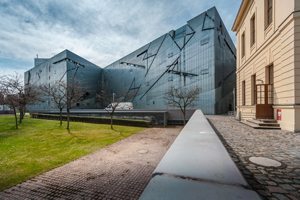 <strong>Guart Museum<span><b>in</b>Public  </span></strong><i>→</i>